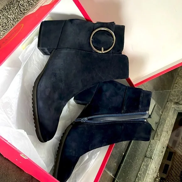 Vaneli Fidela size 7 suede ankle boots - Picture 2 of 5